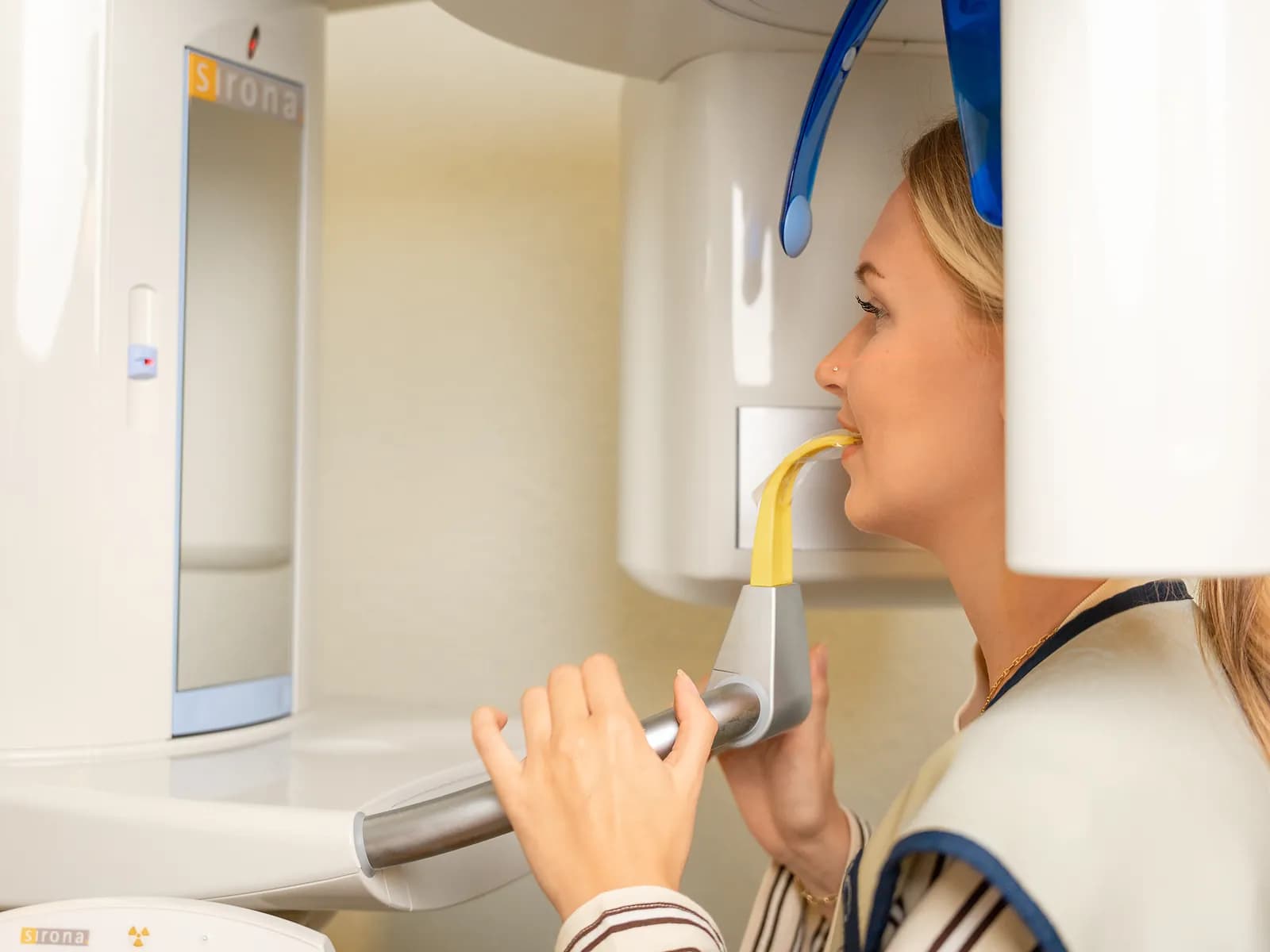 Patientin bei einer digitalen Röntgenaufnahme in der Praxis