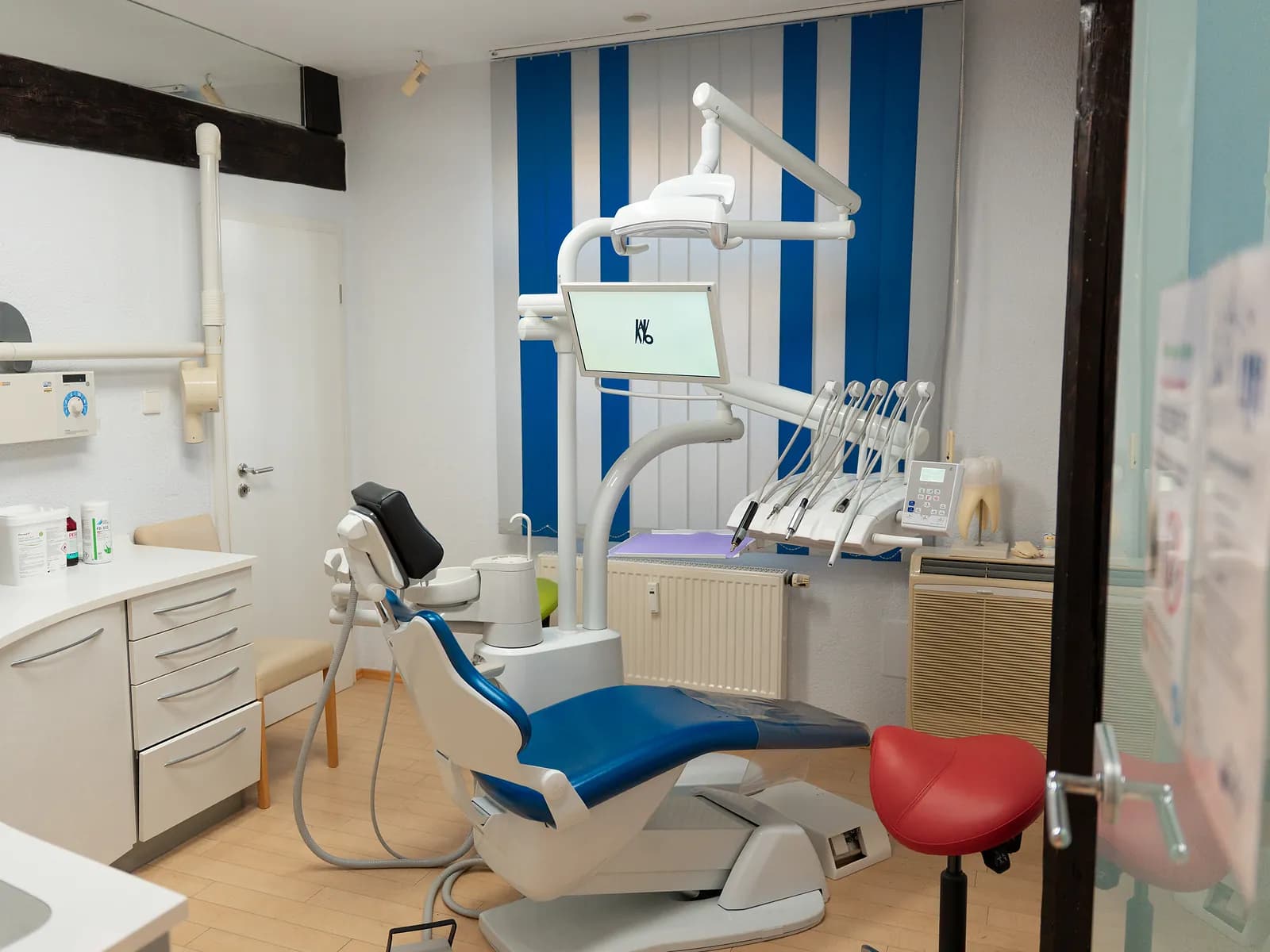 Behandlungszimmer mit Fachwerkbalken in der Praxis in Gerabronn