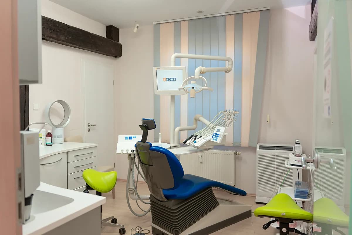 Helles Behandlungszimmer der Praxis in Gerabronn