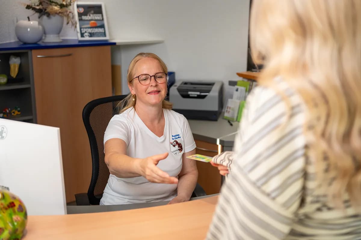 Freundliche Anmeldung am Empfang der Praxis