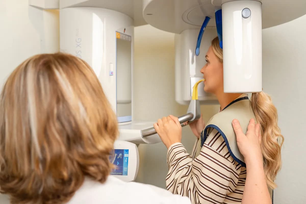 Patientin am digitalen Röntgengerät der Praxis